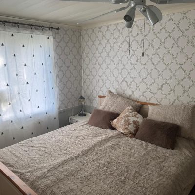 schlafzimmer mit doppelbett