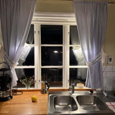 spühlbecken mit ausblick ins grüne värmland