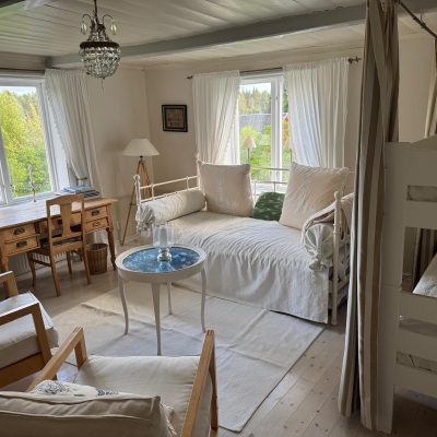 schlaf- und wohnzimmer mit hochbett couchbett schreibtisch und kamin