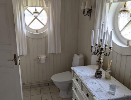 badezimmer mit tilette und begehbarer dusche